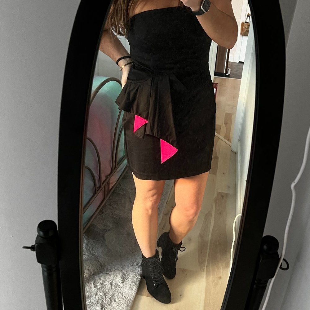 French Connection Mini Strapless Dress in Black with Hot Pink Ruffle Sz 12 EUC